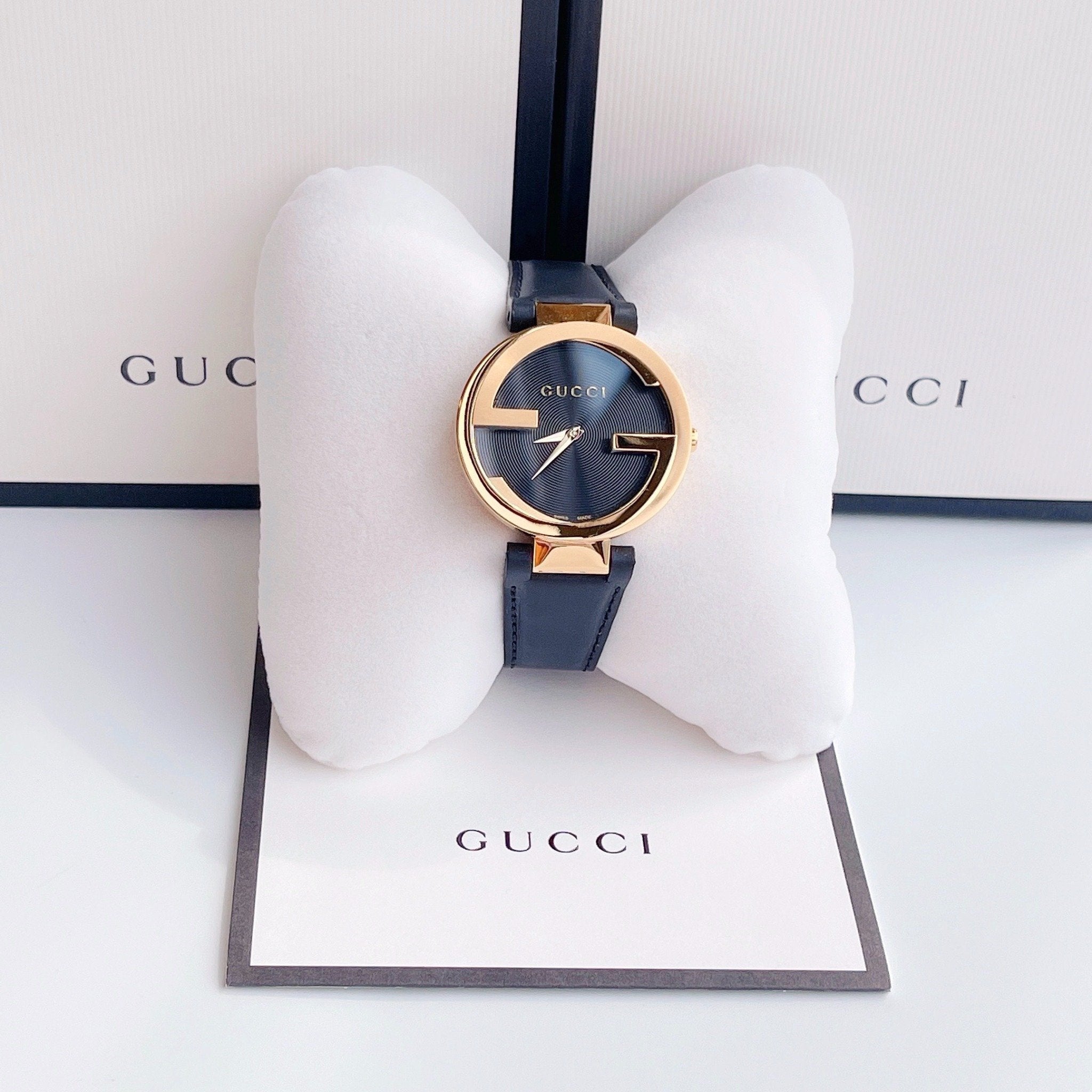 Gucci Interlocking G Gold Black Dial Black Leather Strap Unisex Watch - YA133326